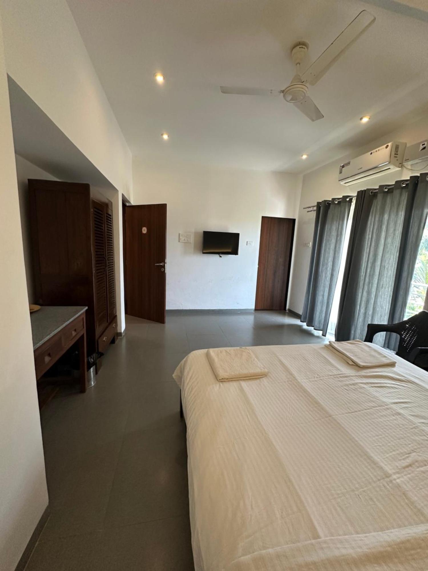 Ziba Beach Morjim Luaran gambar